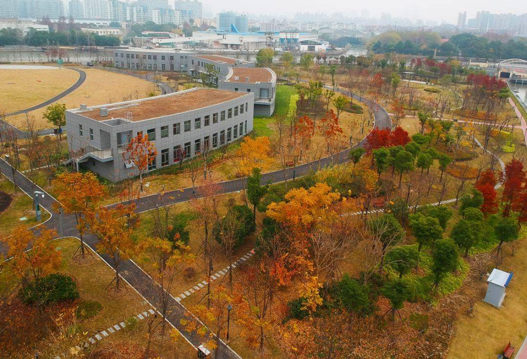 临空音乐公园位于广顺北路592号,是沪上首座音乐主题公园,南临纵泾港