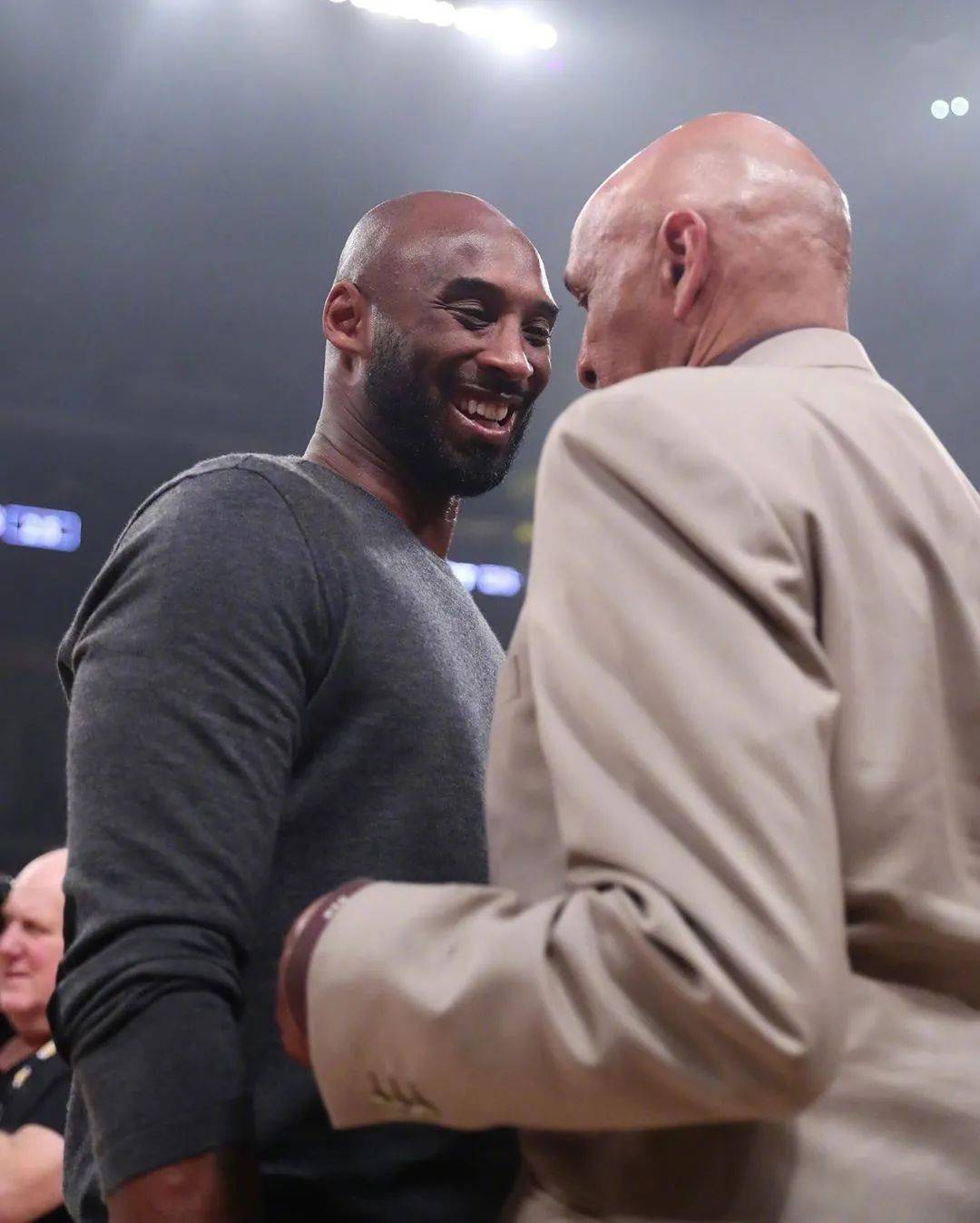 科比观战湖人一周年_gigi