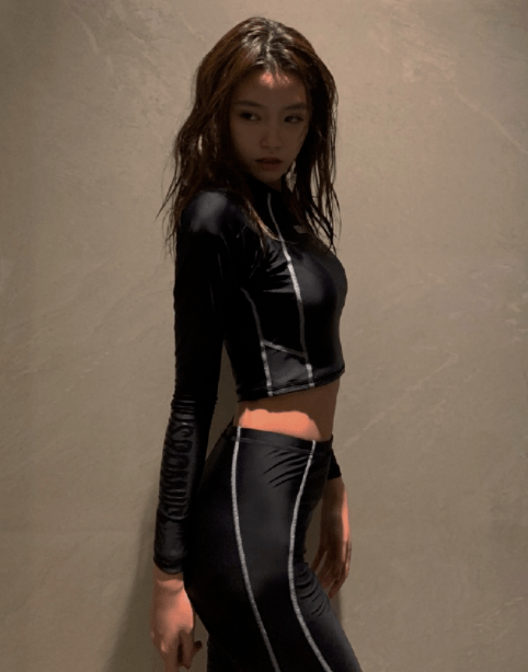 王思聪晒"上古神鞋",却因半藏森林泳照被批三观不正!