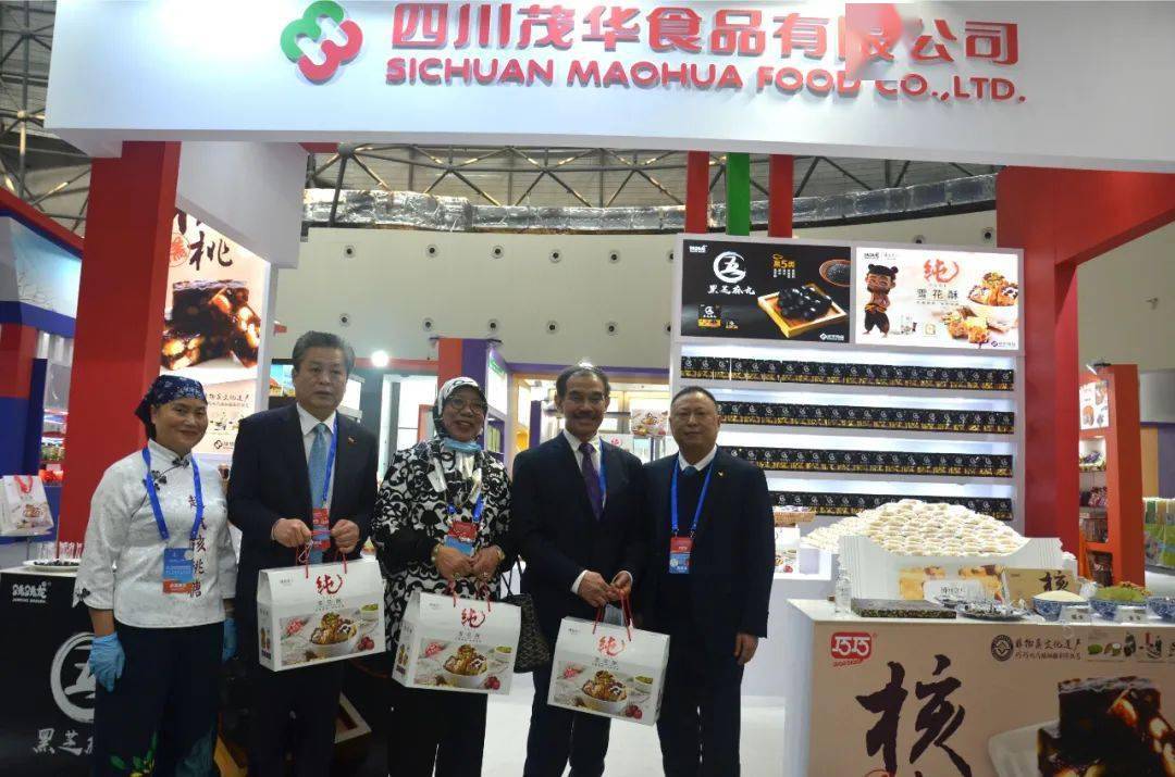 专业采购商签约仪式上,茂华食品董事长赵建华先生与北京本来生活网