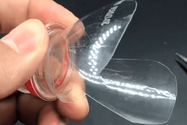 第三步:最后就可以将塑料瓶拧紧,这样一个废弃塑料瓶巧改造成的晾衣杆