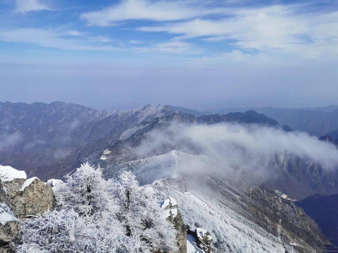 雪霁初晴 在秦岭太白山海拔3511米的天圆地方 上演绝美雾凇景观 瞬间