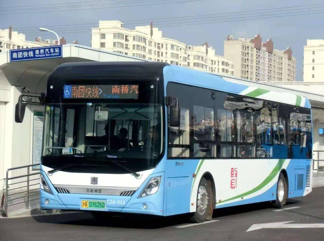 在奉贤公交四分公司南团快线自编号c2a-28公交车上就发生了一件暖心事