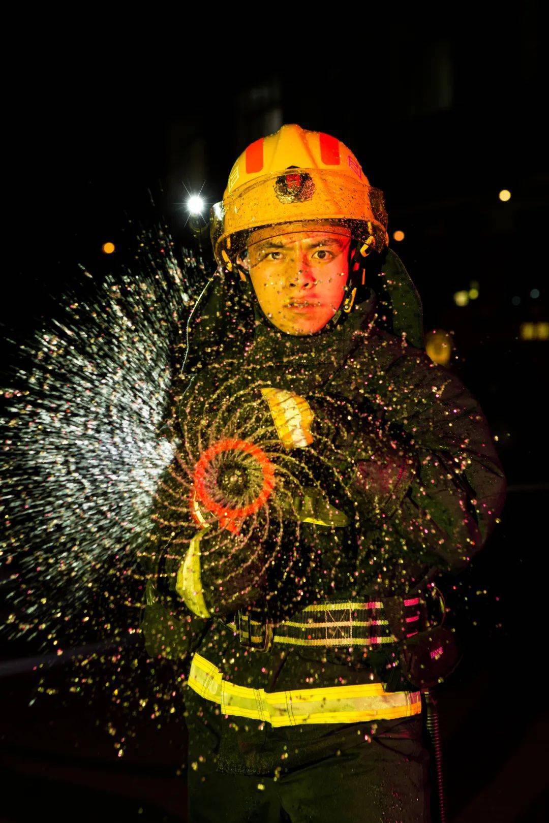 光影消防主题摄影大赛获奖作品展播一夜拍消防员