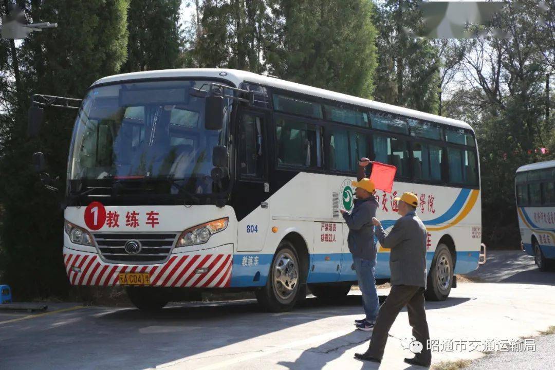 "模拟器规范操作针对云南道路交通运输特点,模拟出各种复杂的气候条件