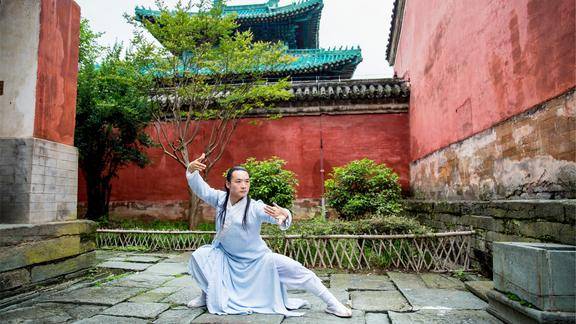 八卦掌趟泥步基本功要好高手打得速度快身法随意变换有功夫