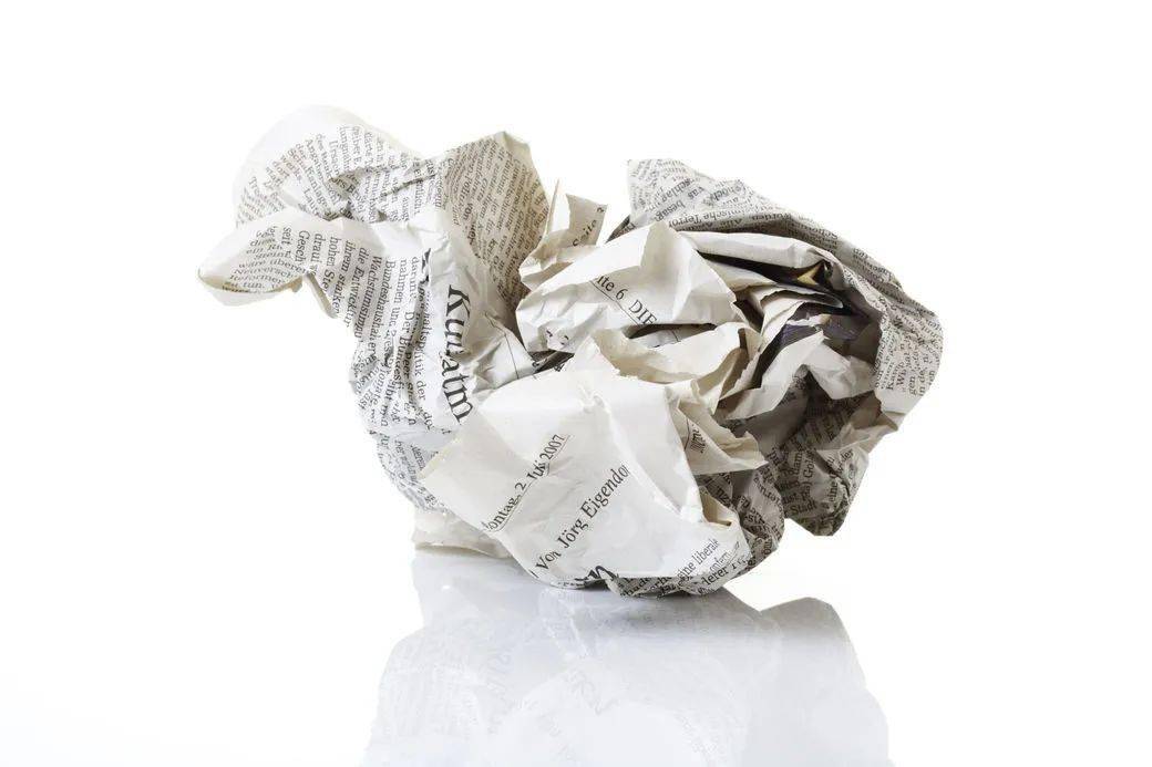 把旧报纸揉成球状塞进运动鞋中,报纸自然会吸去鞋里的湿气,而报纸上的