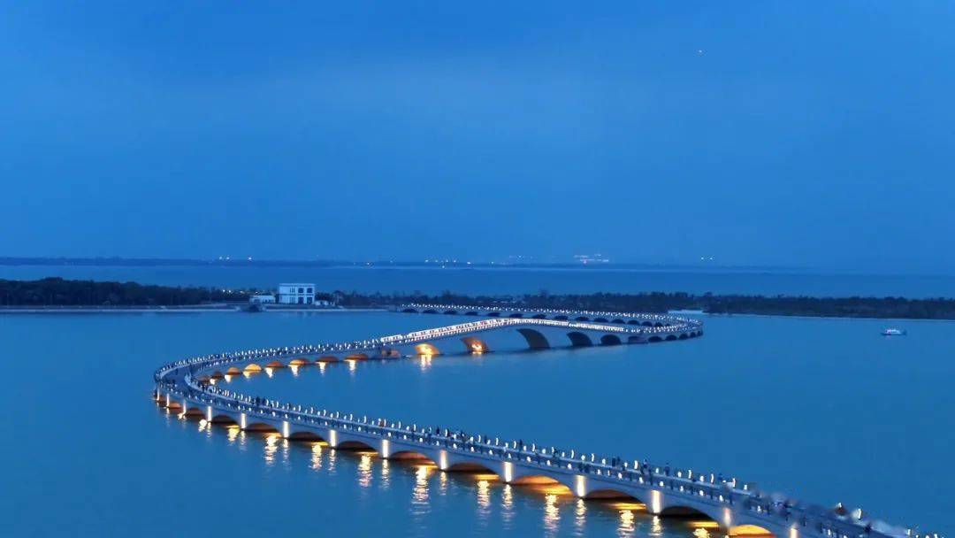 彩虹桥是上海市太湖流域水环境综合治理项目之一,淀山湖防洪大堤及