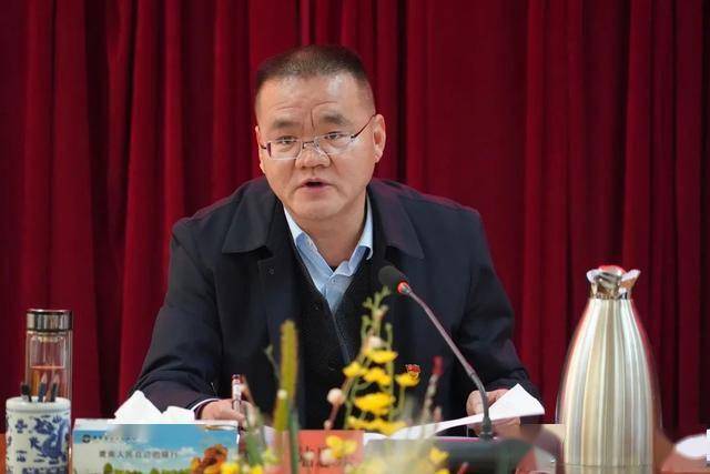 11月19日,肃南县委书记陆思东主持召开中共肃南县十五届县委常委会第