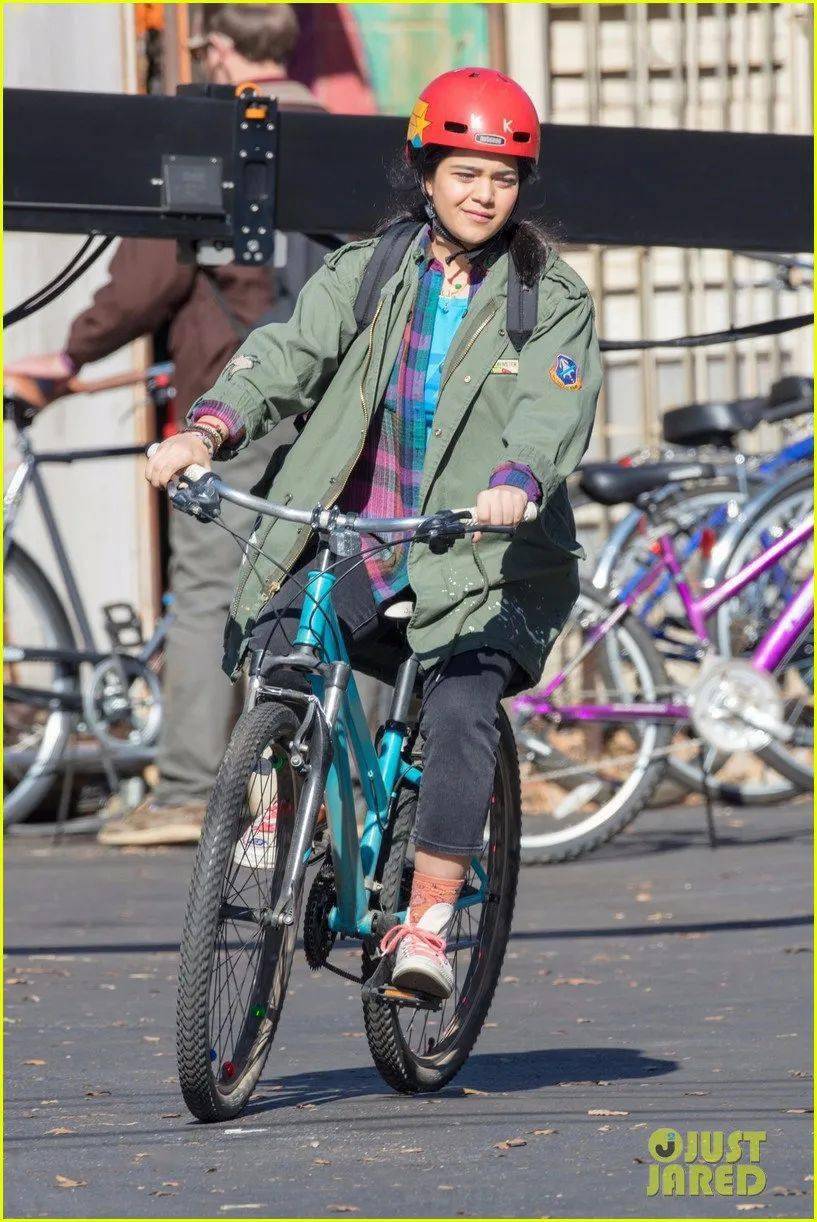 vellani于剧中饰演惊奇女士卡玛拉·克汗,在和小伙伴一起骑自行车哦