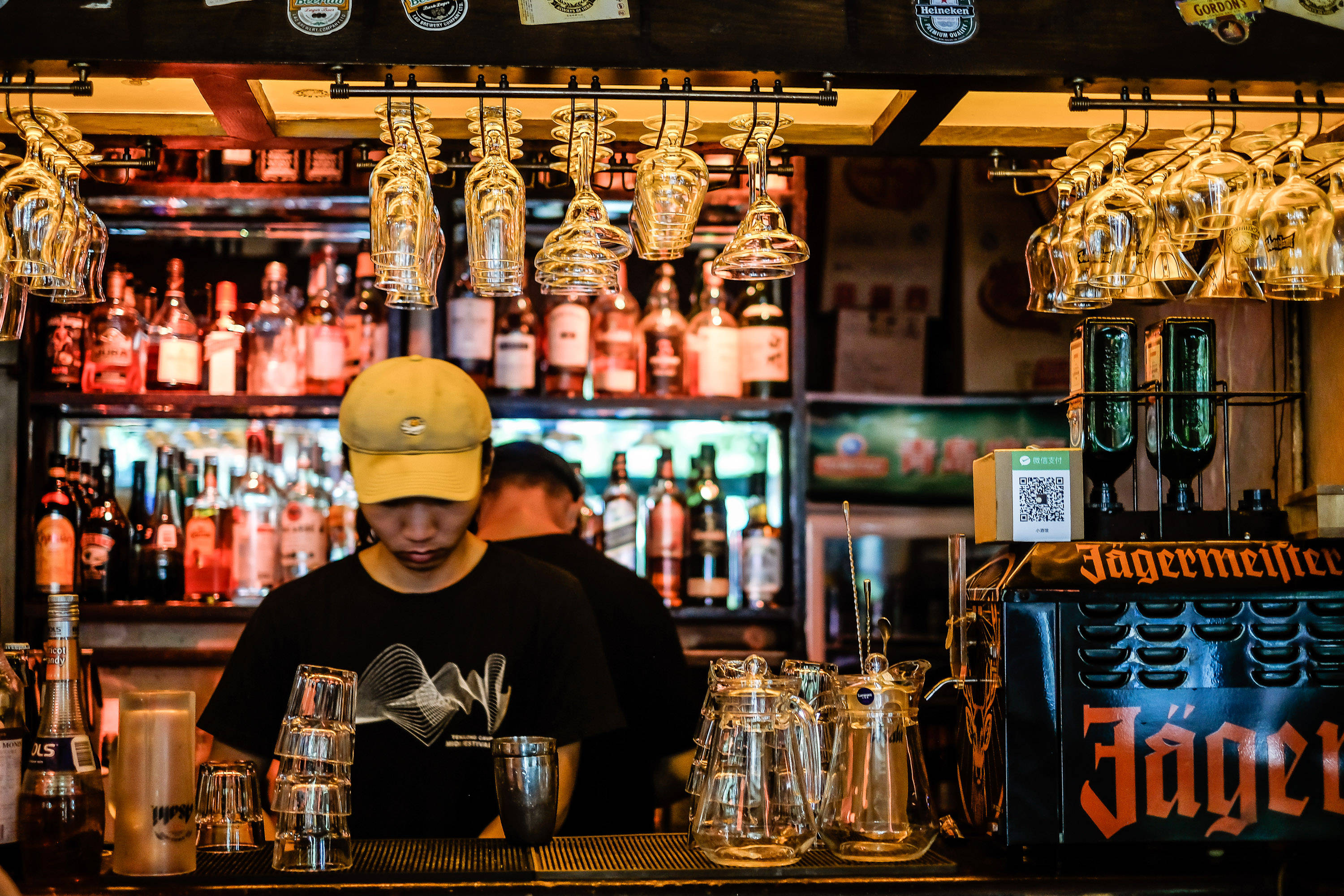 成都小酒馆的来头有多大?当代成都的缩写,艺术家为它倾注的热情