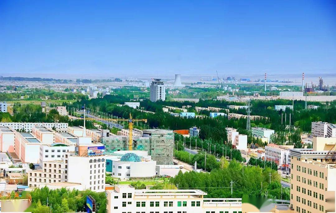 格尔木市资源富集,察尔汗盐湖是全国最大的钾镁矿床,夏日哈木为全国第