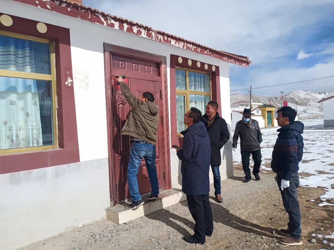 11月19日,县住建局组织全局干部职工,深入花石峡镇扎实开展脱贫攻坚