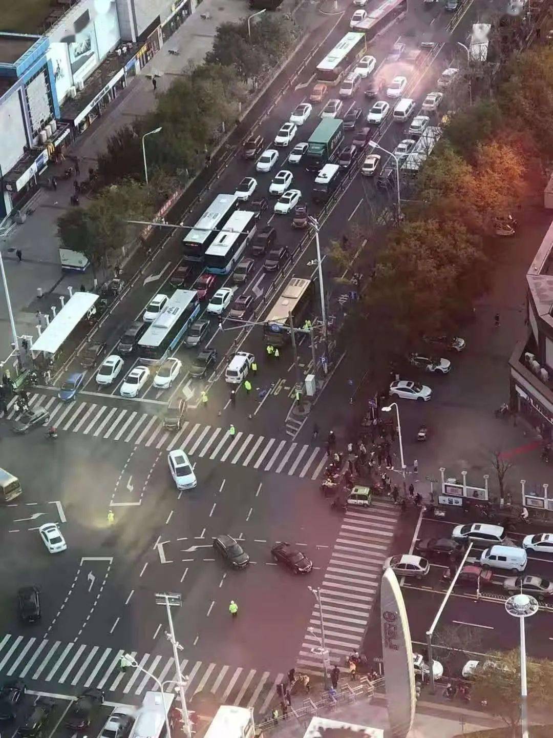 痛心今晨通州西门惨烈车祸行人被撞周边多道路拥堵