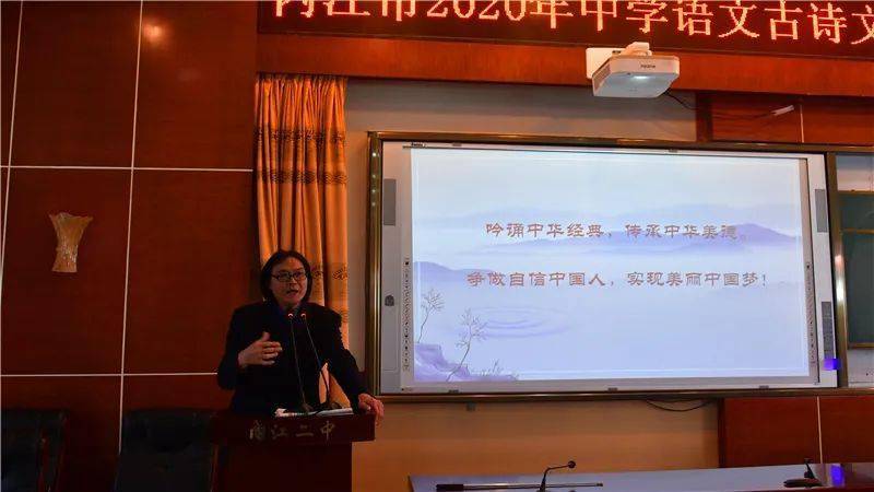 身着古装美韵文雅内江二中曹文洲老师真棒