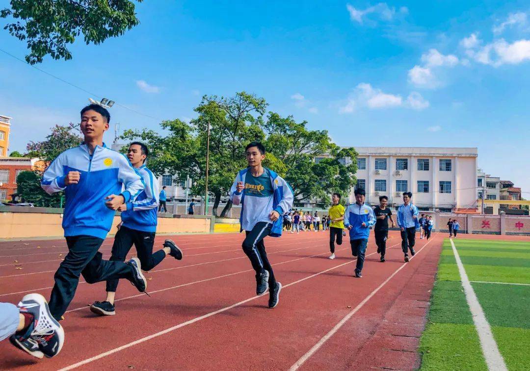 崭新的教学楼优美宜人的校园环境奋力拼搏的浔州学子