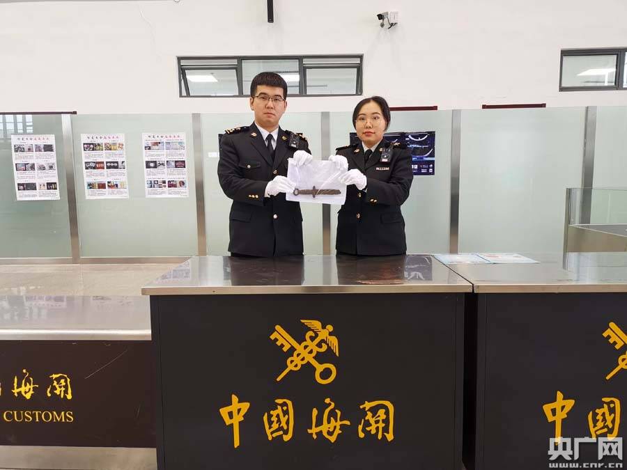乌鲁木齐海关向文物部门移交珍贵文物图