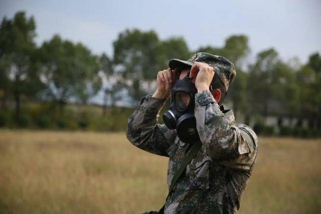 脱戴防毒面具考核掩体构筑与伪装考核时刻绷紧打仗弦,随时等待出征令