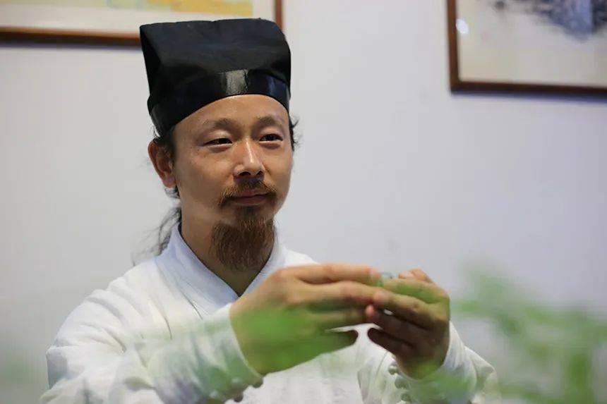 道院汇缘堂内,陈师行道长热情满怀,酌一盏武当道茶,茶香正浓时,期待与