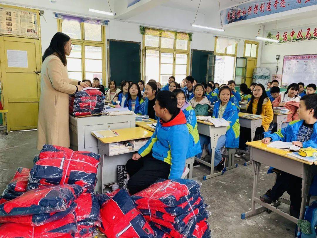 郧西景阳中学名誉校长捐赠校服过暖冬