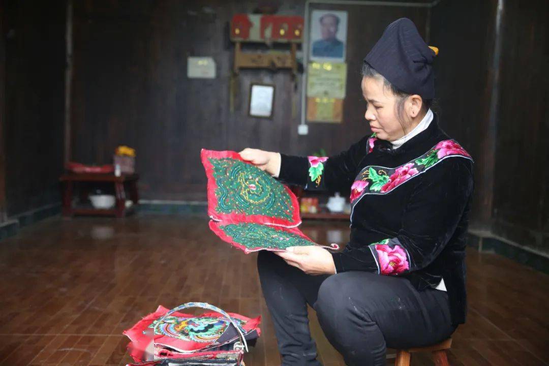 苗绣是剑河大部分苗家女从小习识的手工技艺,其精妙在于色彩对比强烈