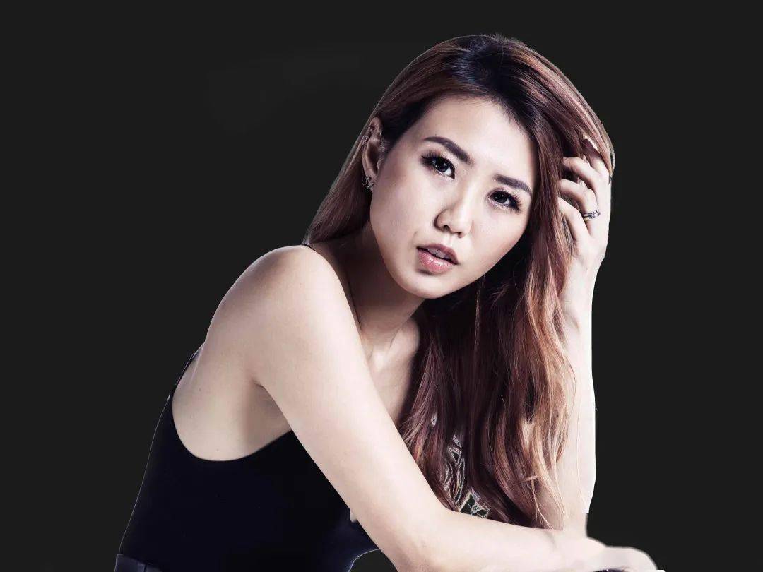 老挝歌手:玛尼拉·苏万端 (左) 新加坡歌手:郑可为(右)中国歌手:王可