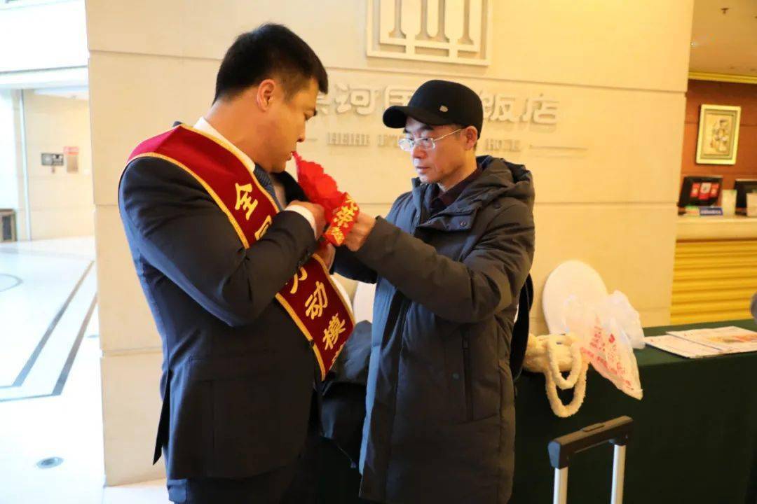 披上绶带 戴好红花这是属于劳模至高无上的荣光文字:黑河日报社 吕游