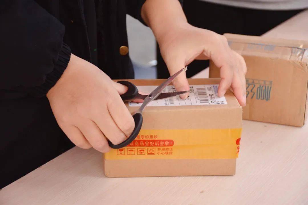 帮你拆快递 募捐寒冬里的温暖
