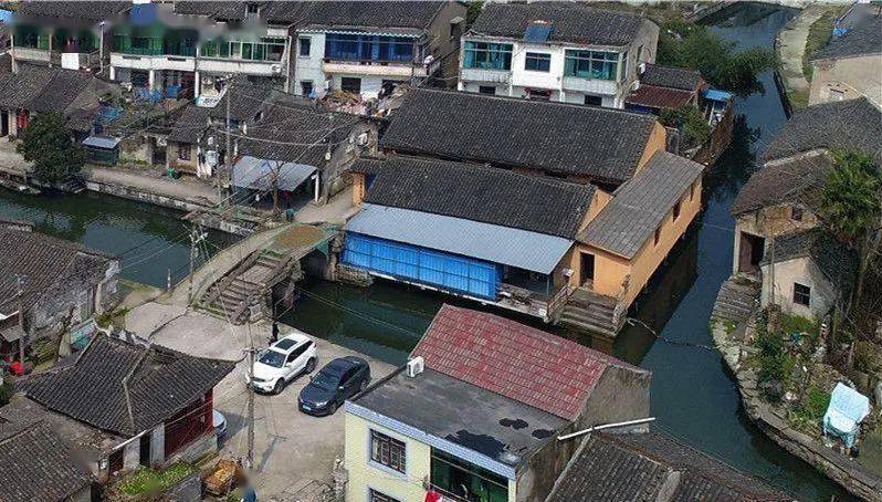 姚家埭因紧靠后海,民清时期,鲍家,宋家,俞家富商办有多处"盐灶",至今