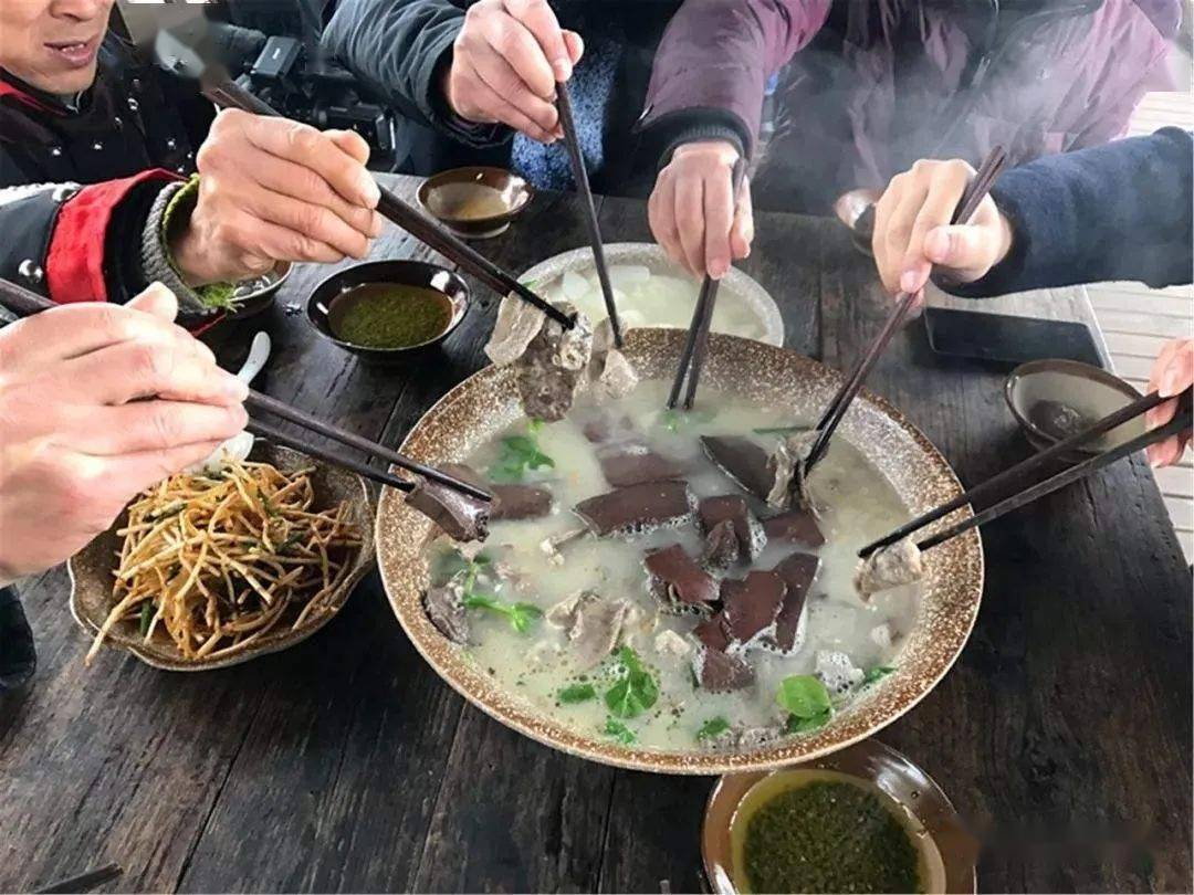 吃刨汤:小雪前后,土家族群众又开始了一年一度的"杀年猪,迎新年"民俗