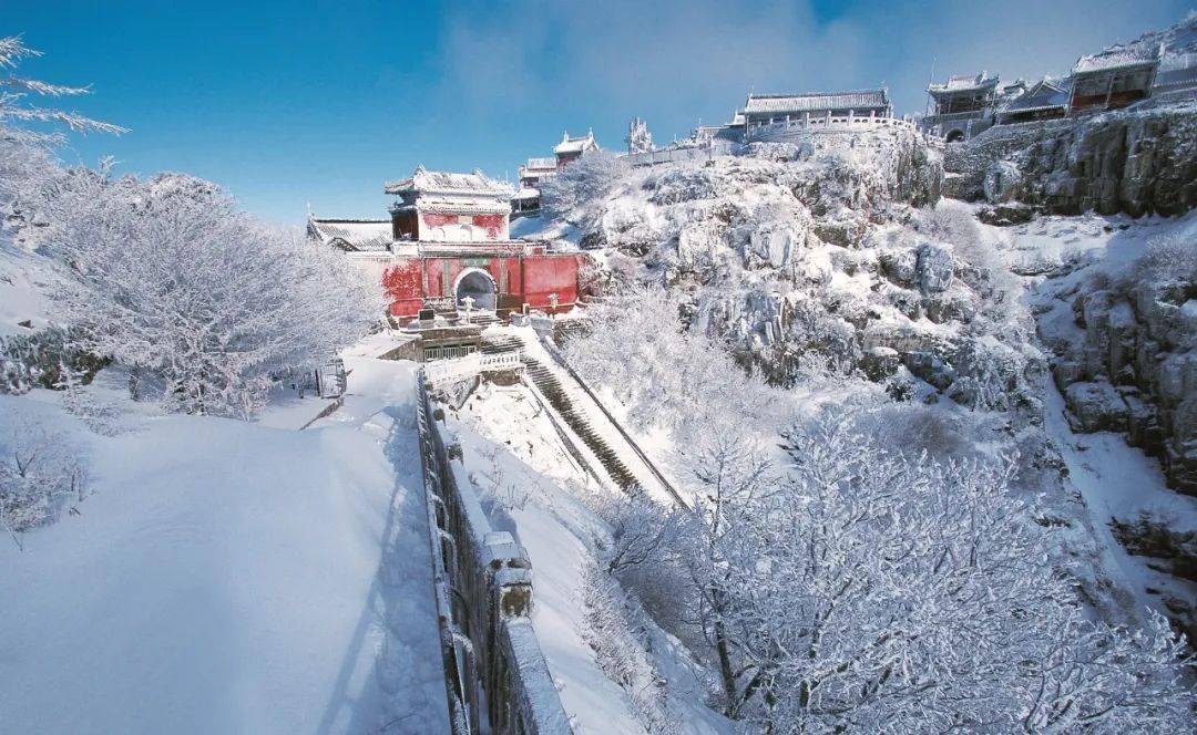 泰山南天门雪景图片