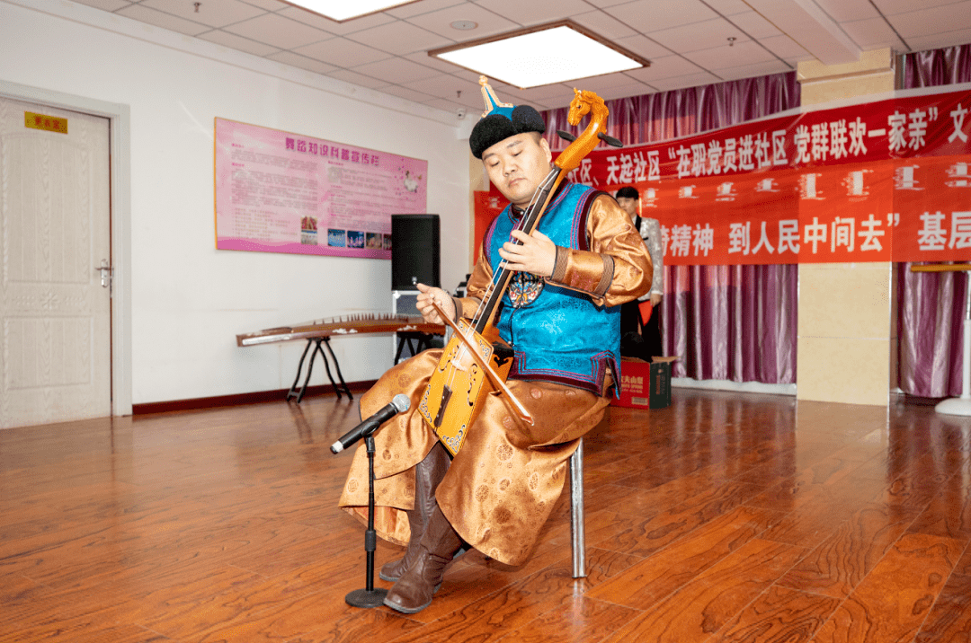 留念医护人员现场量血压乌兰牧骑人员送知识采  写:包宝音德力格尔 田