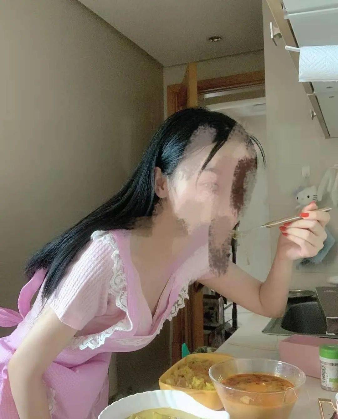 她是ayawawa的忠实信徒,会让来约会的男生做一份测试题,然后用娃娃那
