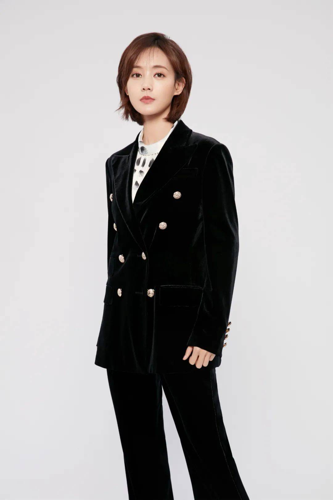 越多的女性喜欢用西装来装饰自己了一款时尚的西服全身看起来有层次