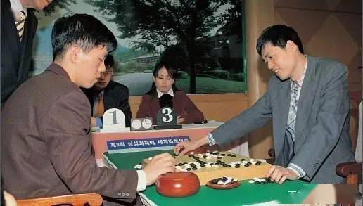 当马晓春再次打入富士通杯决赛时,李昌镐力擒马晓春夺冠