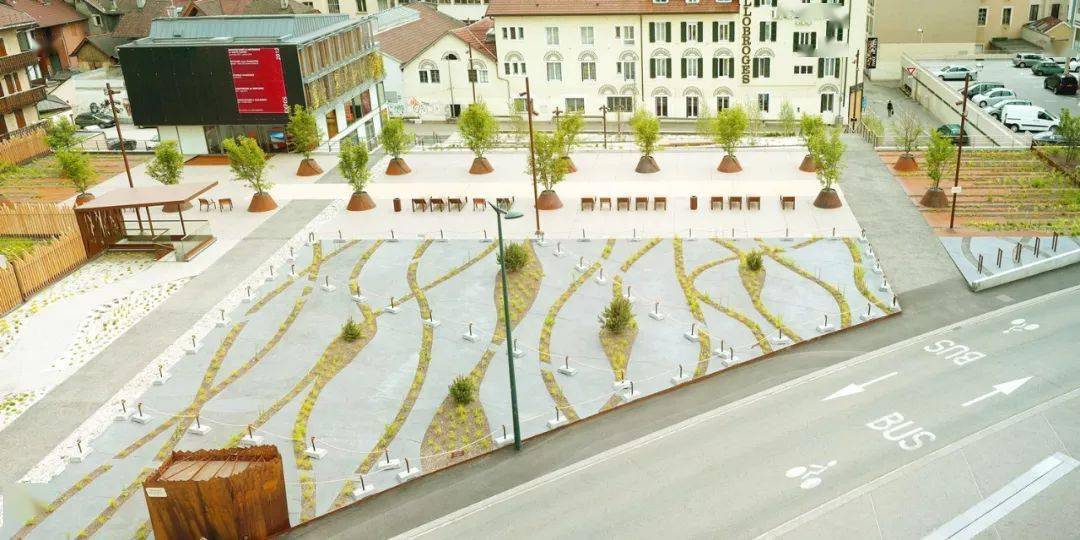 场地北边,靠近人行道,设置了一个三角形的带有曲线的种植广场,开阔