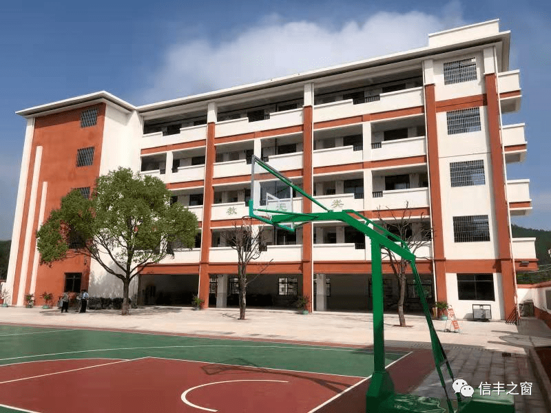 信丰五中我县每年都加大教育领域的财政投入力度,加大规划用地,利用