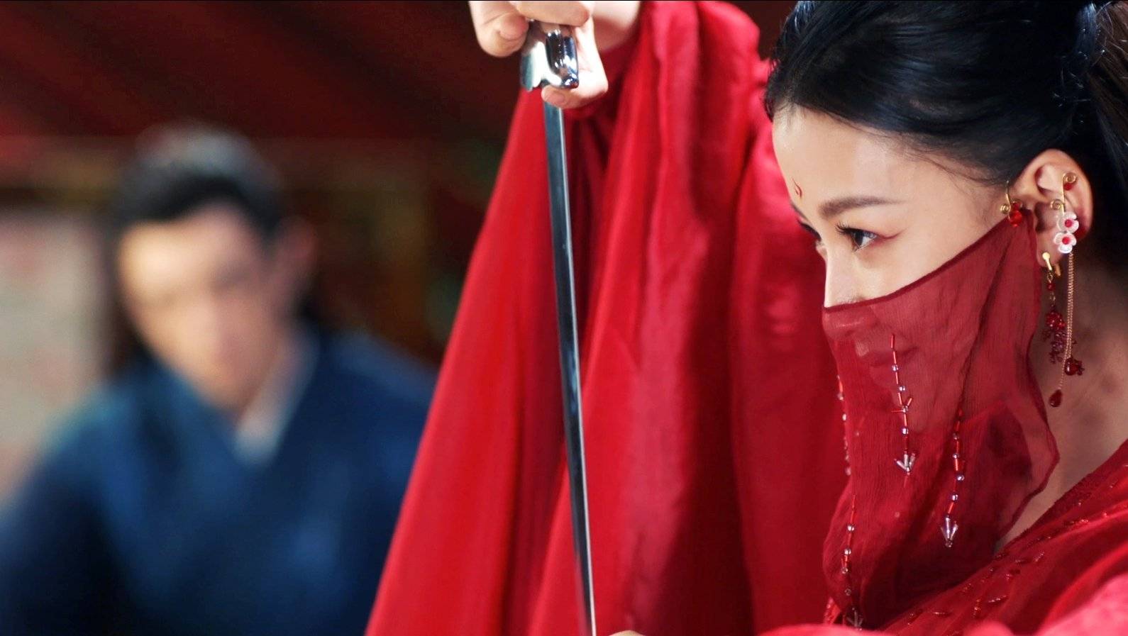 不得不称赞,孙怡红衣造型太美了,孙怡古装造型如此美艳