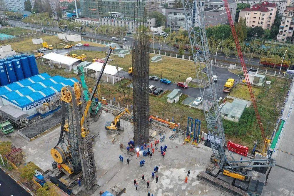 祝桥-四团)先导工程吴淞口长江隧道2号工作井首幅地墙钢筋笼吊装统缮