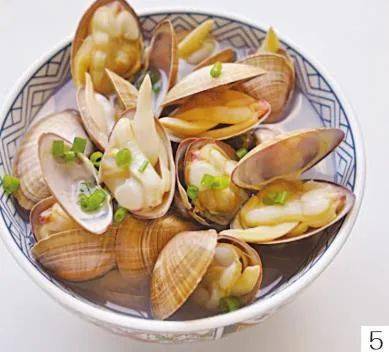 蛤蜊不用炒放入水中煮只加盐一种调味料肥嫩多汁鲜到吮指
