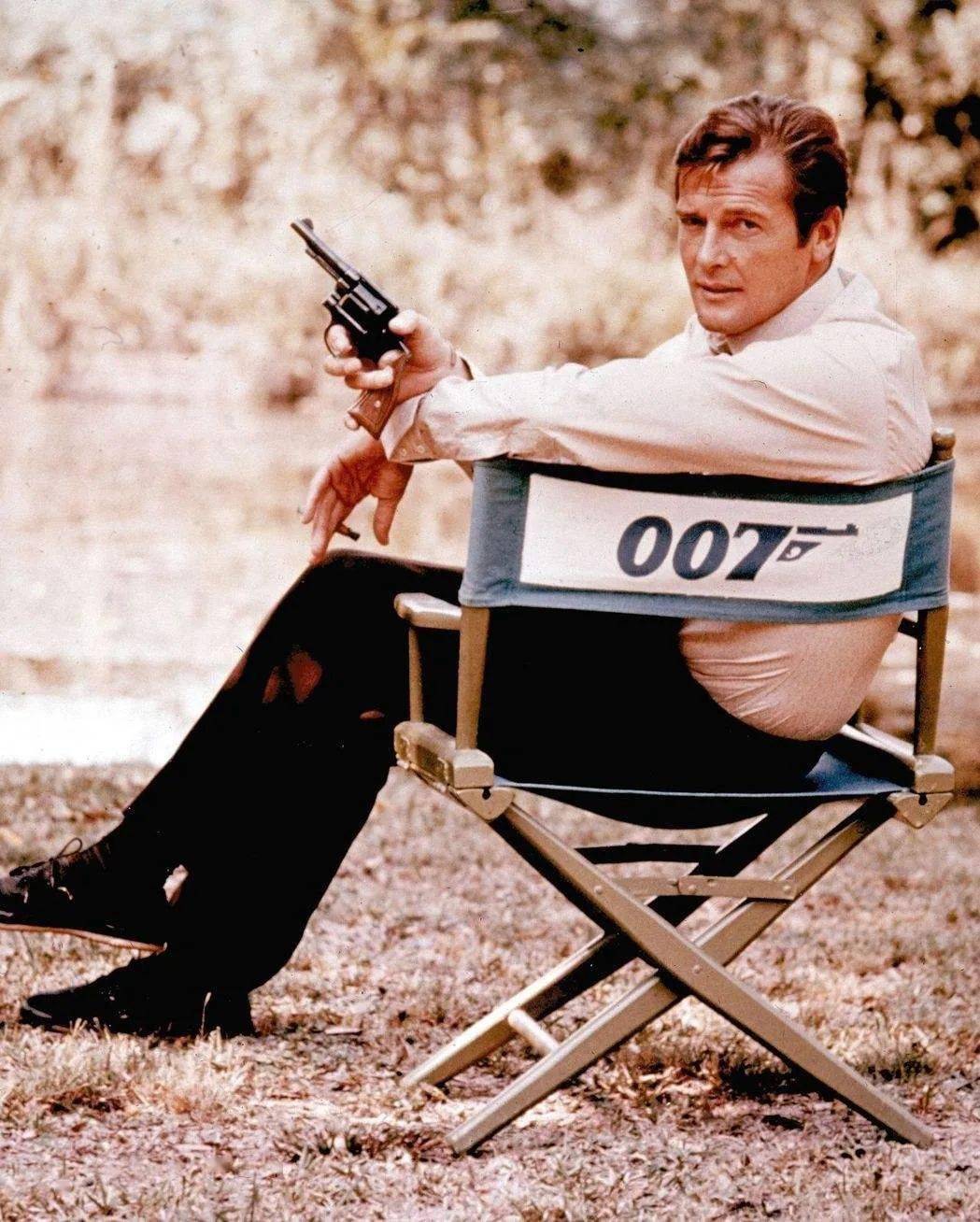 肖恩·康纳利正式与007告别,由第三任出演james bond一角的罗杰·摩尔