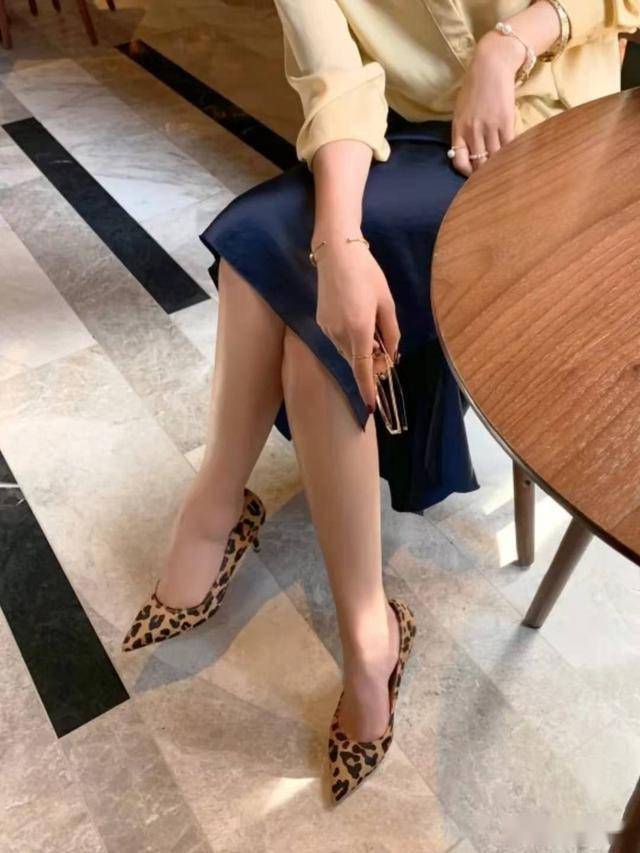 沈腾马丽接吻受到沈腾老婆强烈反对,最惹眼的竟然是脚上的鞋