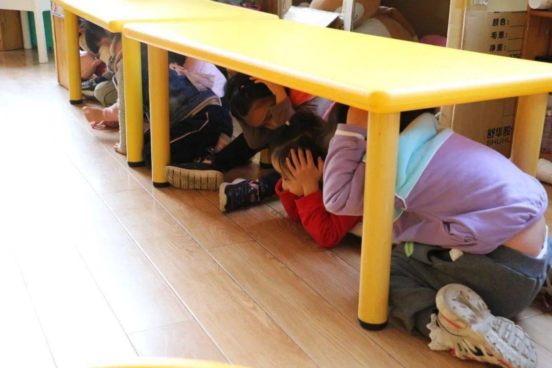 实验幼教集团蓝天安全演练有方地震不慌中海蓝天幼儿园地震逃生演练