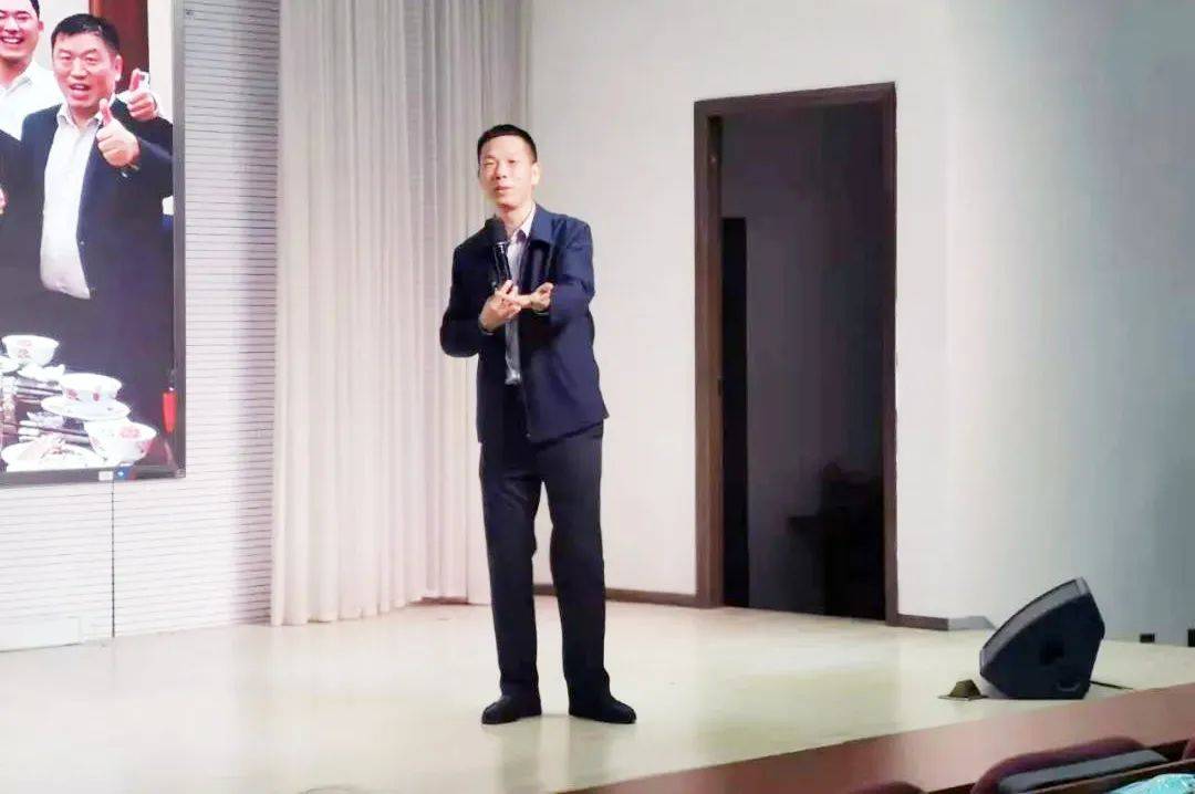 大佑吉集团华东平台董事长许成虎向现场同学们介绍了大北农集团旗下