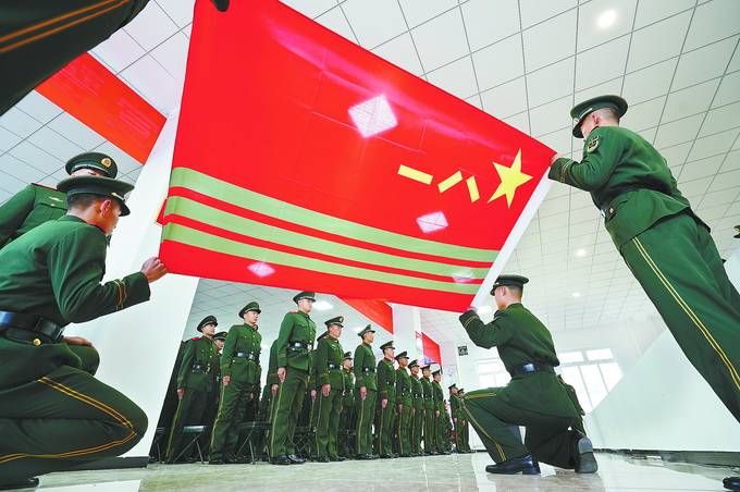 武警北京总队新兵正式授衔,他们面对武警部队旗庄严宣誓,誓言响彻军营