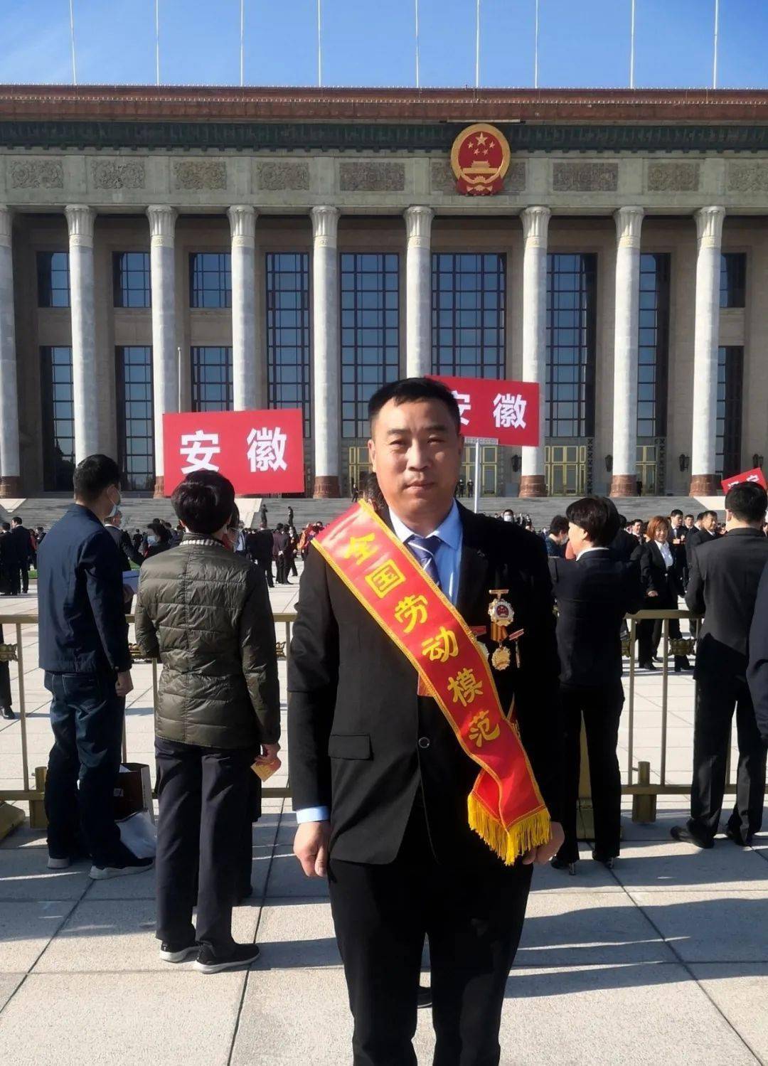 我市出租汽车行业三免的哥王海峰荣获全国劳动模范称号