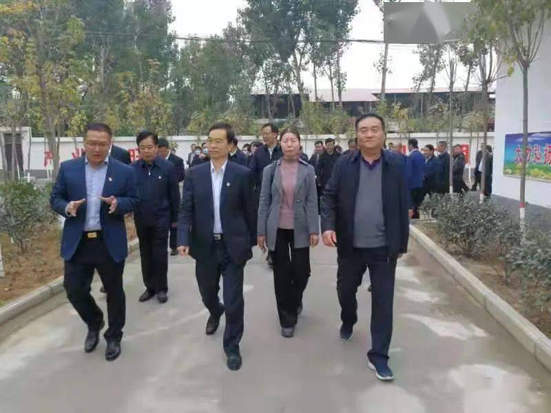 6月17日上午,市委书记侯红冒雨通过到黄河岸边实地察看,现场指导推动