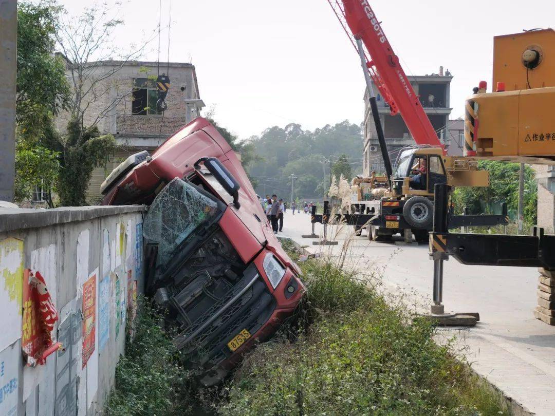 博白文地一路段发生车祸,大货车被削掉半边车!