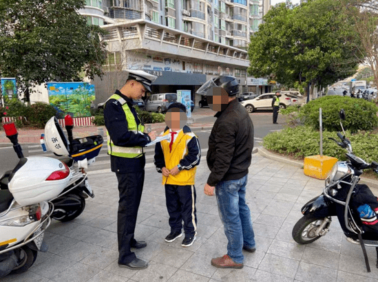 違法地點: 石獅一中路段 違法行為: 載人超員,未佩戴安全頭盔