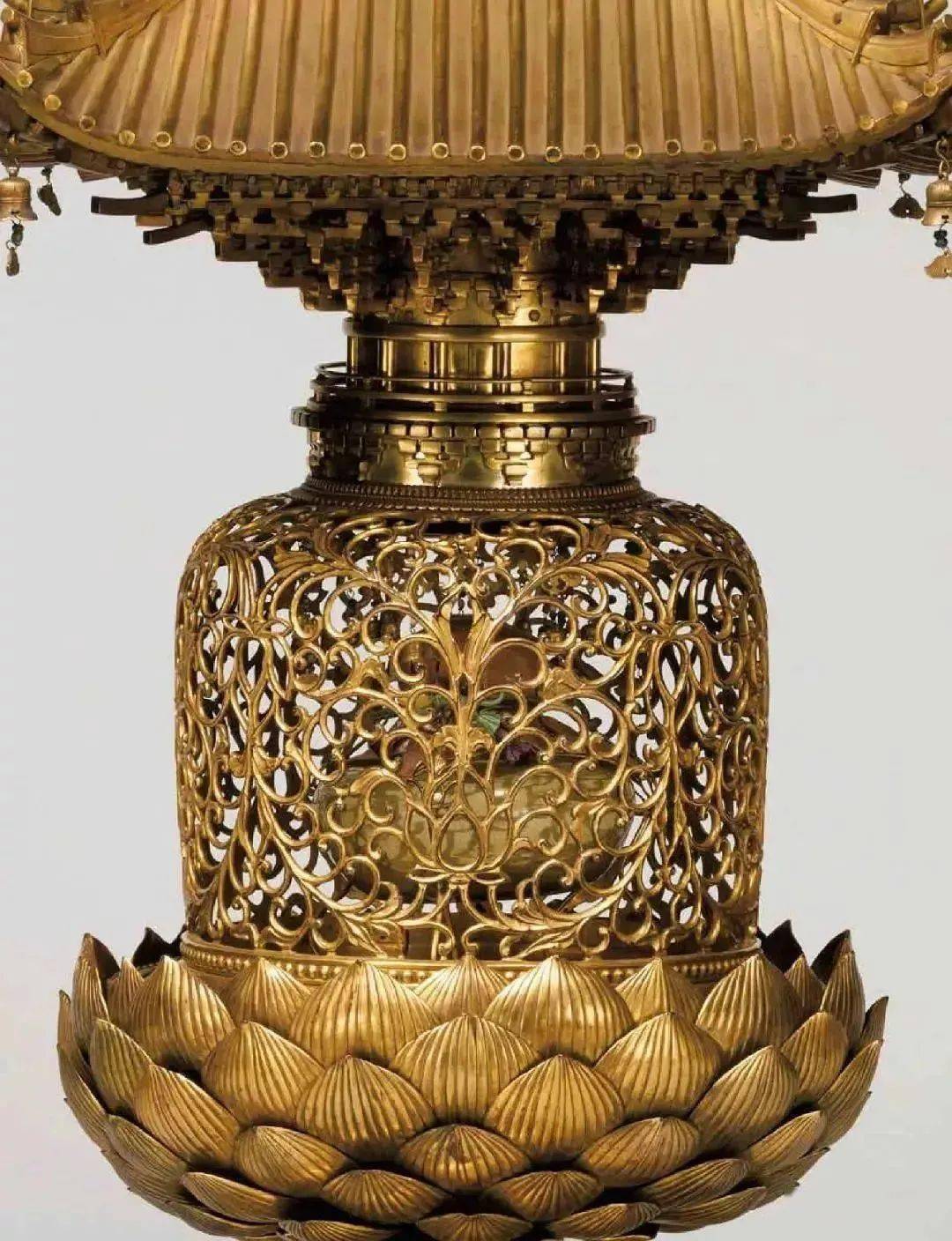 塔身采用透雕工艺刻画了藤蔓花纹,透过花纹可以看到存放舍利的唐代